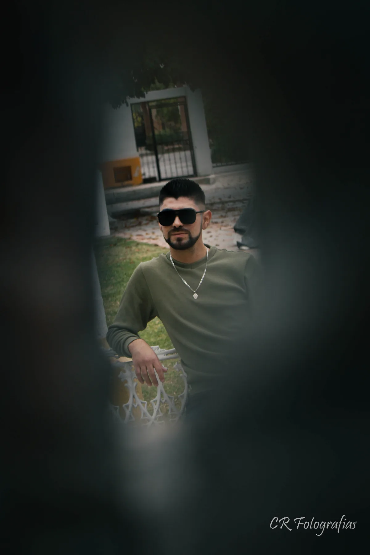 Retrato editorial de hombre con lentes oscuros enmarcado en silueta